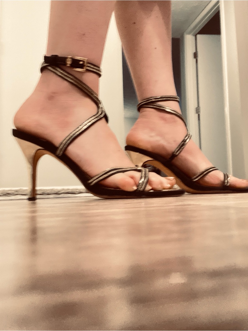 BCBGMaxAzria Black Strappy Heeled Sandals with Gold Insole - Picture 4 of 4